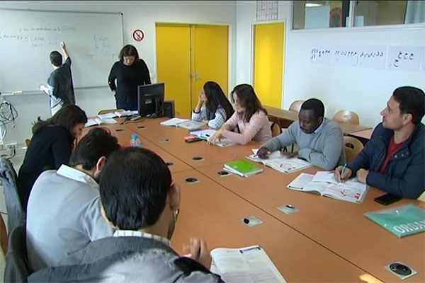 Des migrants apprennent le français à l’uB