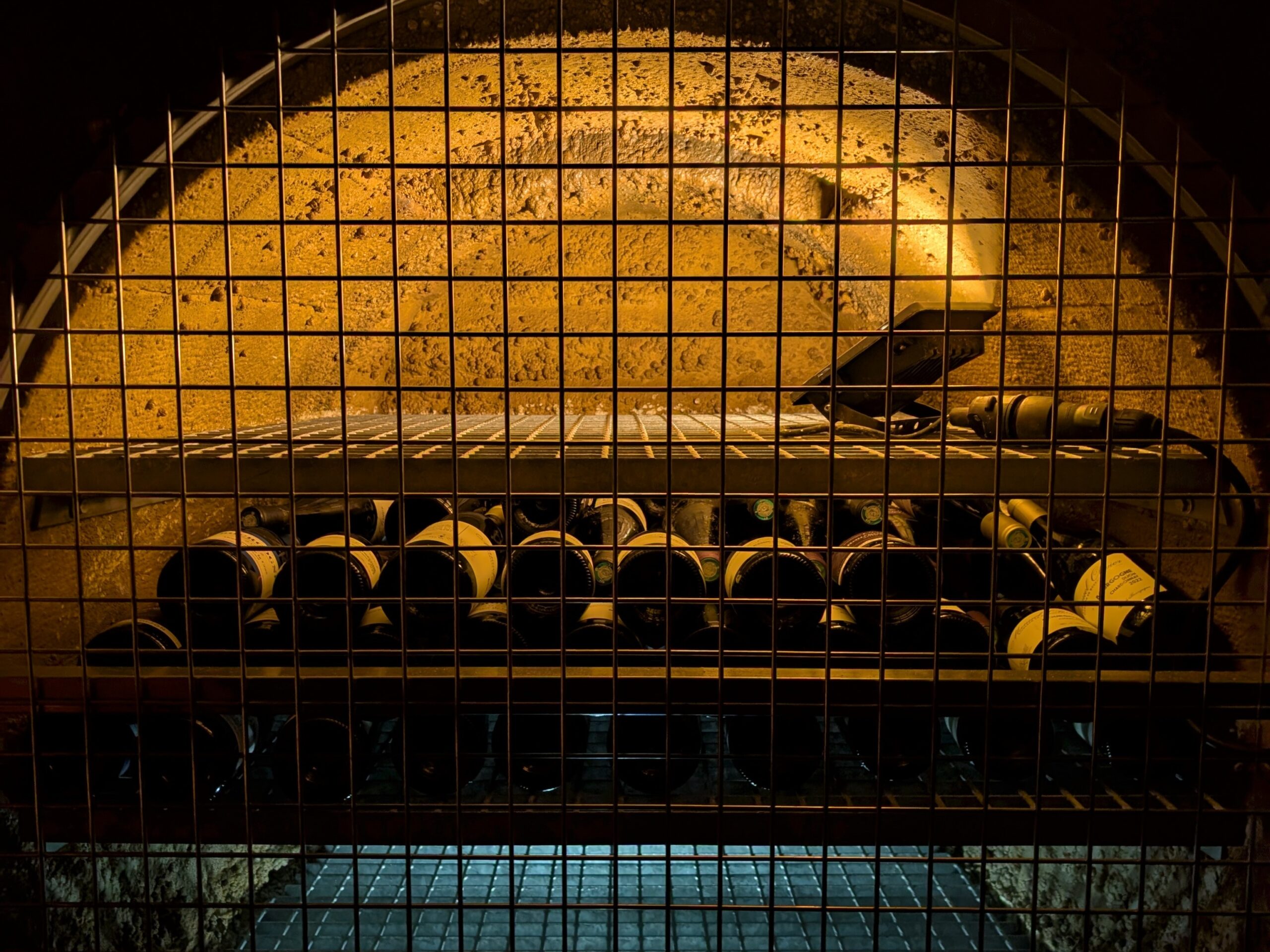 Des bouteilles de vin vieillissent au fond du réservoir Darcy à Dijon