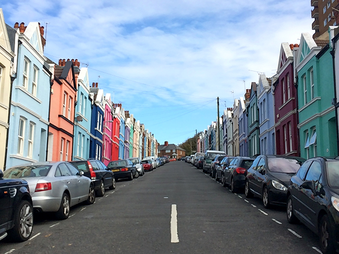 Brighton et ses maisons colorées. Officieusement, Brighton est considéré comme la capitale de la communauté LGBT de Royaume-Uni.