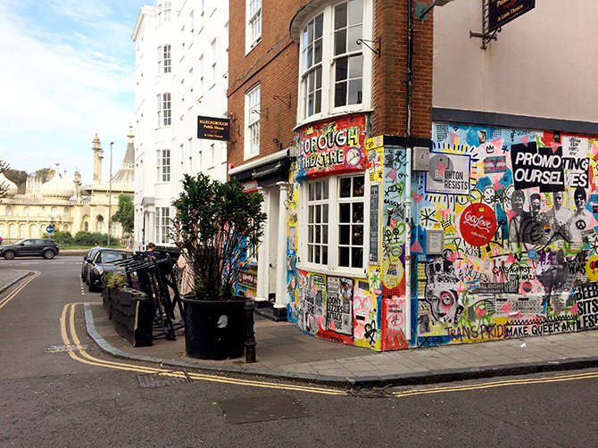 Brighton. Contraste entre le Royal Pavilion et un bar de rue.