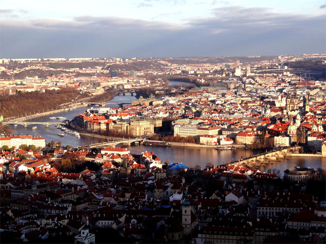 Vue en hauteur du centre historique de Prague pris depuis la réplique de la tour Eiffel qui se trouve sur les hauteurs de la Colline de Pétrin.