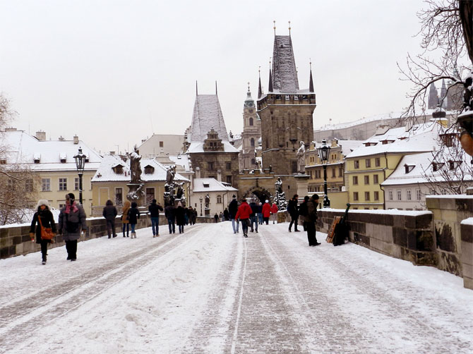 Le Pont Charles sous la neige.