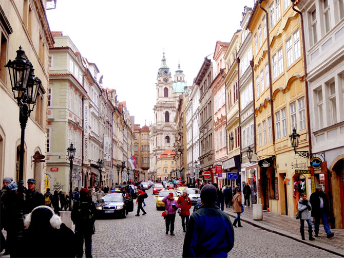 Vieille ville de Prague - petite ruelle typique du centre.