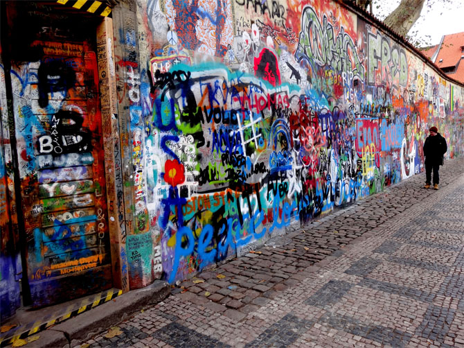 Le mur John Lennon de Prague. C’est un symbole pour la jeunesse locale de la lutte dans les années 80 contre le régime communiste.