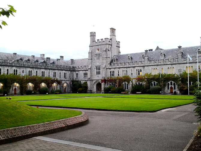 Main Quadrangle, surnommé Harry Potter Building.