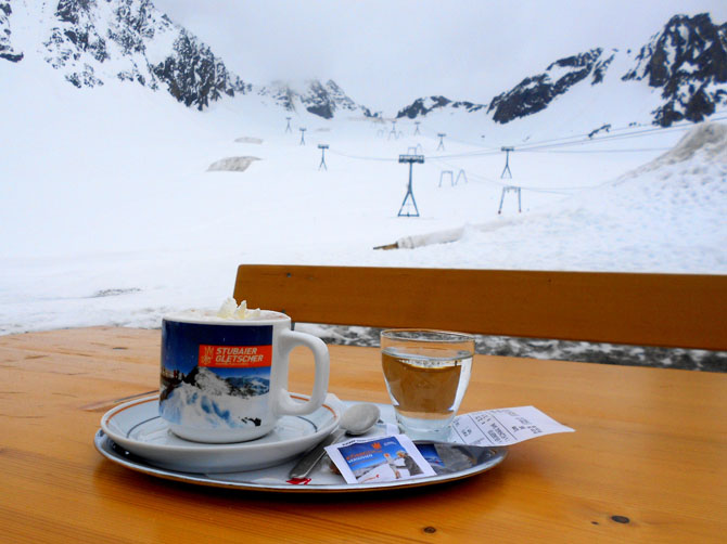 1ère randonnée au-dessus d'Innsbruck le 14 avril, jusqu'à l'Arzler Alm, bar-chalet. Glacier de la Stubaï, à une demi-heure d'Innsbruck, prise le 9 juin ! Evidemment, la neige n'est plus aussi bonne, mais on peut faire du ski jusqu'à début juillet ici !