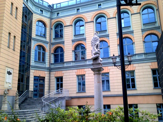 Mon université d'origine : Institut des langues où j'étudie la philologie.