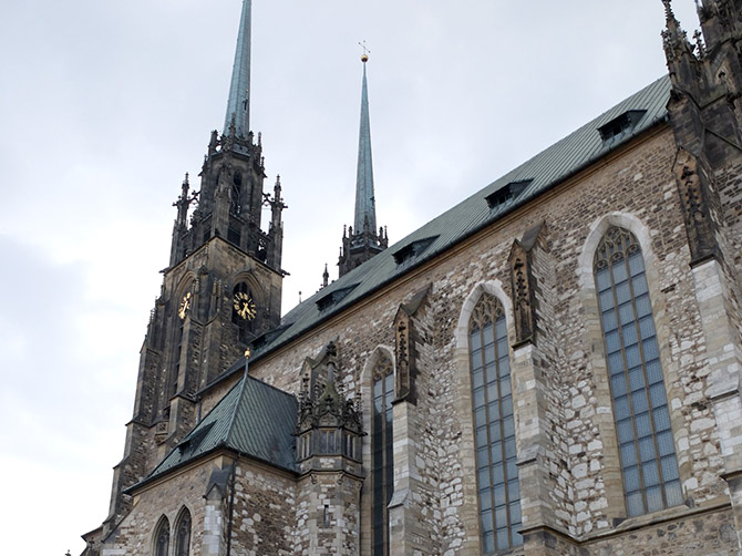 Cathédrale Petrov qui surplombe la ville.