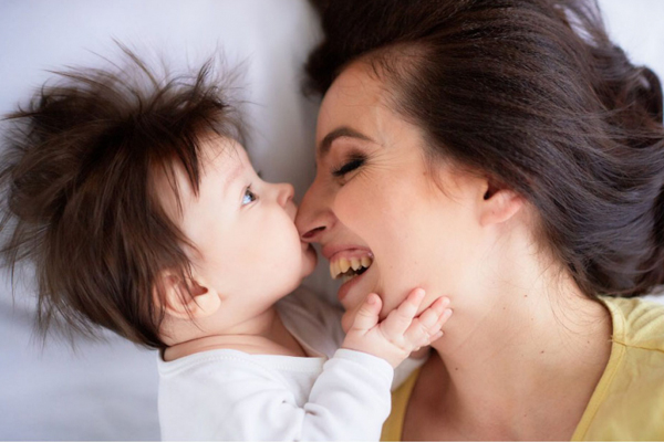 Grâce à l’odeur de leur mère, les bébés voient des visages partout !