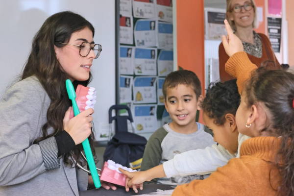 6 étudiantes en odontologie sensibilisent dans les écoles